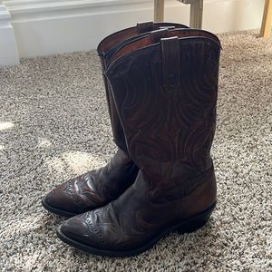 Vintage cowboy boots by ACME. Size 7!